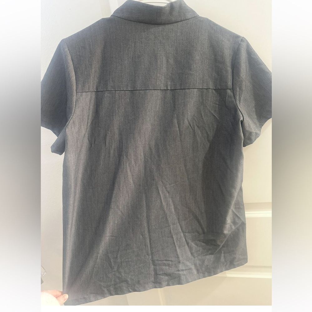 FIGS Graphite V Neck Scrub Top 4 Pocket Relaxed Fit Size Small EUC - Picture 6 of 7
